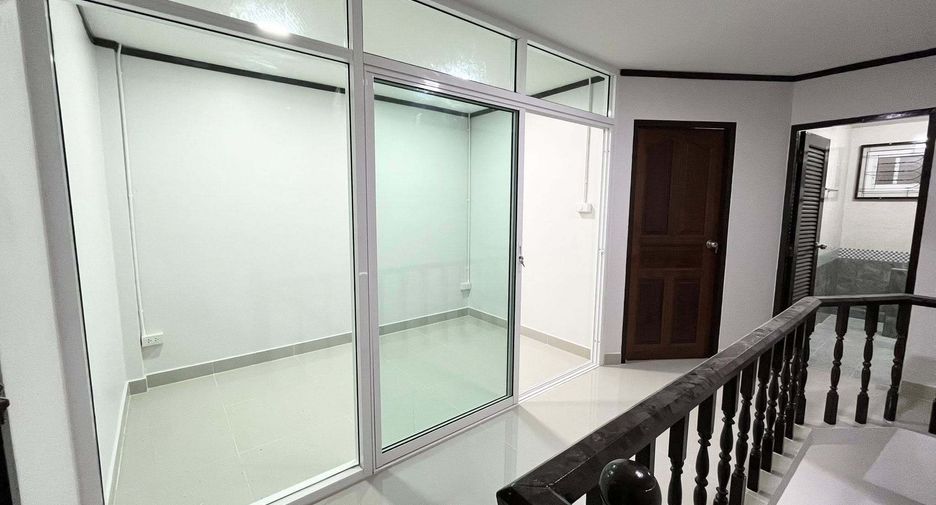 For rent 3 bedrooms townhouse in Bueng Kum, Bangkok