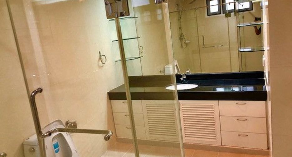 For rent 4 bedrooms condo in Khlong Toei, Bangkok