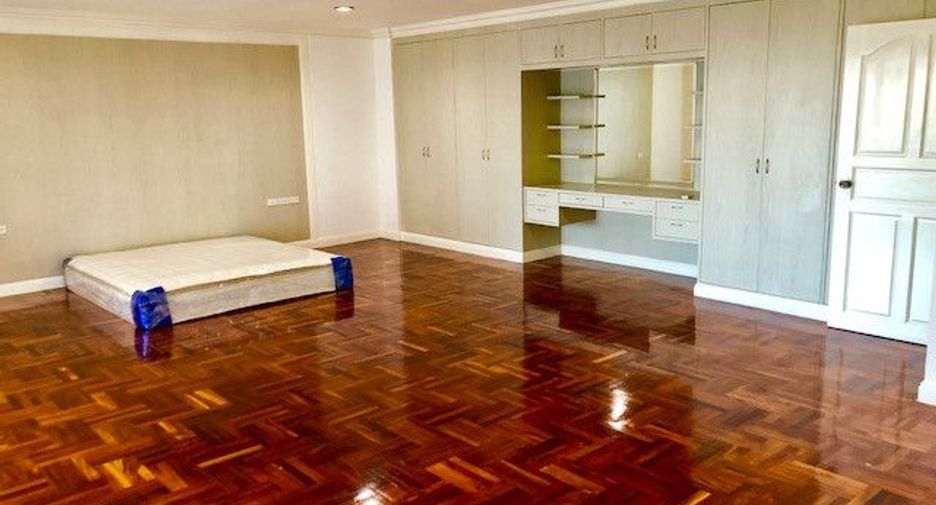 For rent 4 bedrooms condo in Khlong Toei, Bangkok