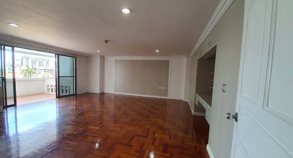 For rent 4 bedrooms condo in Khlong Toei, Bangkok