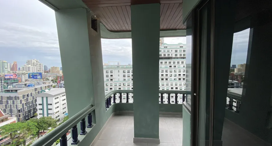 For rent 4 bedrooms condo in Pathum Wan, Bangkok