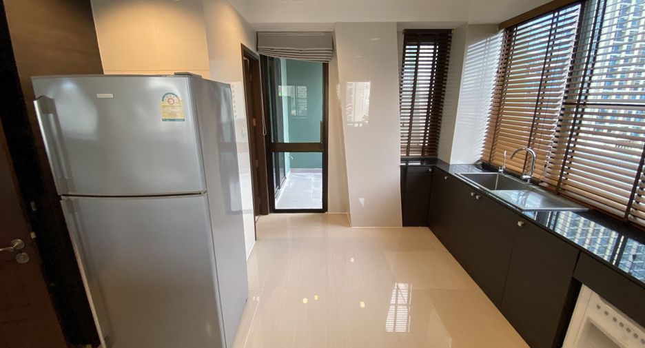 For rent 4 bedrooms condo in Pathum Wan, Bangkok