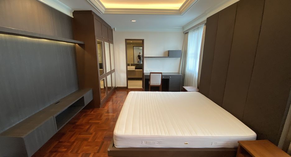 For rent 4 bedrooms condo in Pathum Wan, Bangkok