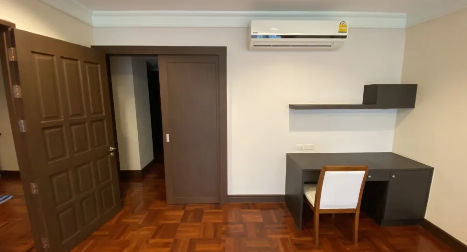 For rent 4 bedrooms condo in Pathum Wan, Bangkok