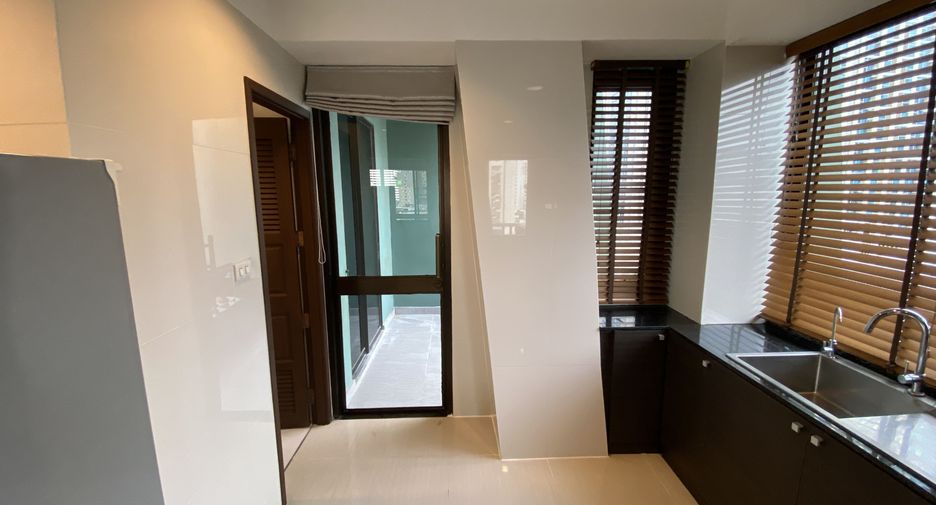 For rent 4 bedrooms condo in Pathum Wan, Bangkok