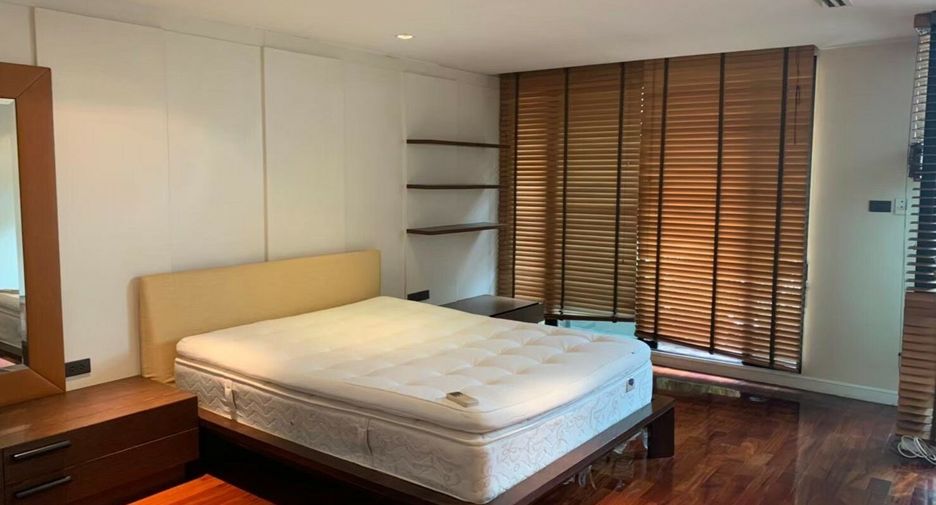 For rent 3 bedrooms townhouse in Watthana, Bangkok