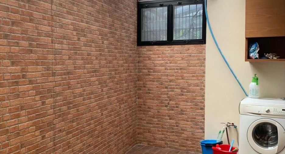 For rent 3 bedrooms townhouse in Watthana, Bangkok