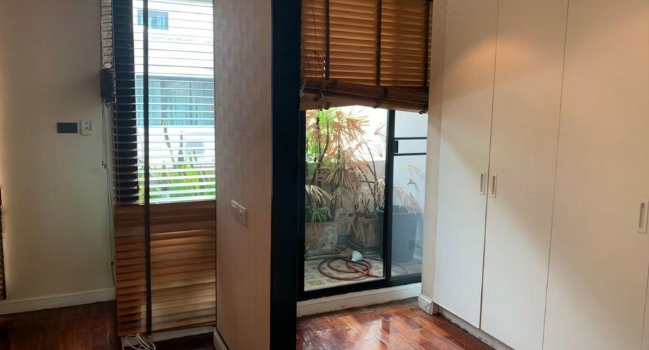 For rent 3 bedrooms townhouse in Watthana, Bangkok