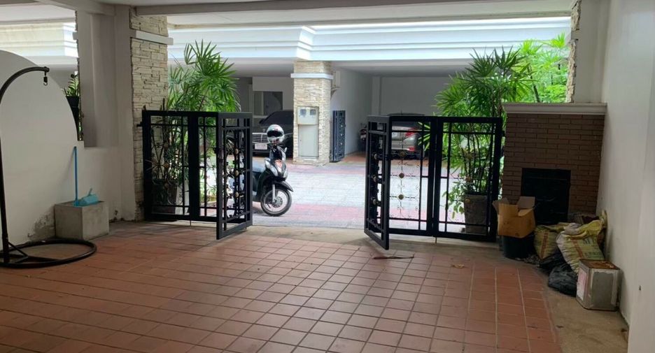 For rent 3 bedrooms townhouse in Watthana, Bangkok