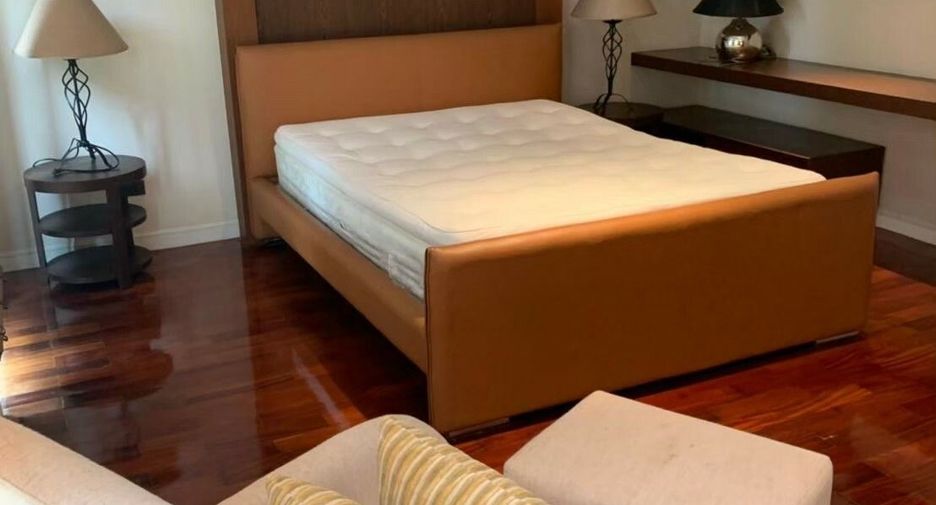 For rent 3 bedrooms townhouse in Watthana, Bangkok