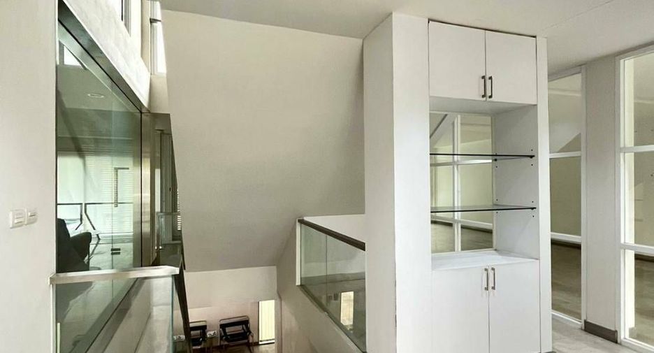 For rent office in Phra Khanong, Bangkok