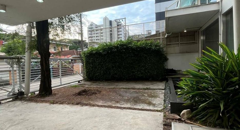 For rent office in Phra Khanong, Bangkok