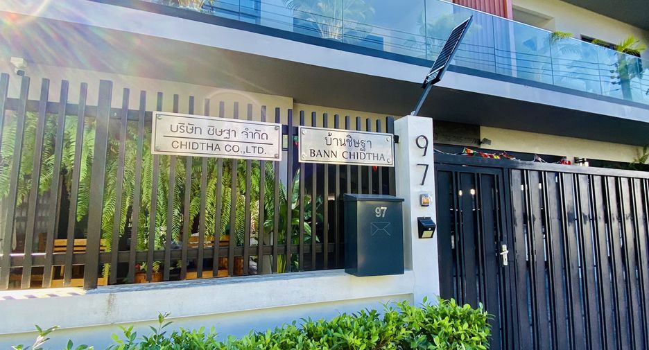 For rent 2 bedrooms apartment in Saphan Sung, Bangkok
