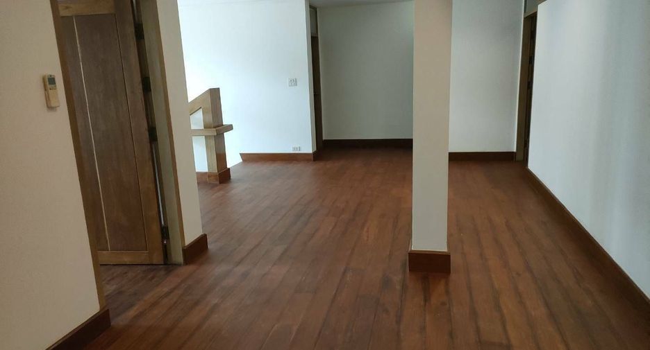 Haus zur Miete mit 5 Zimmer in Khlong Toei, Bangkok