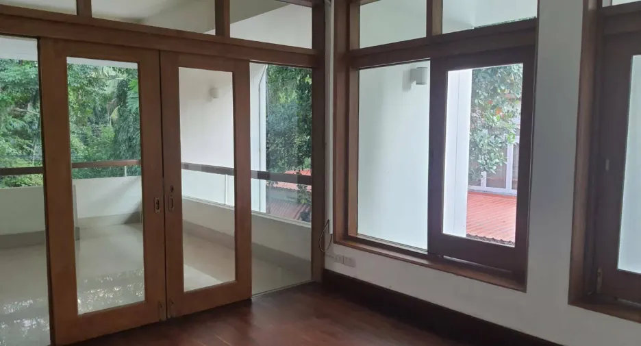 Haus zur Miete mit 5 Zimmer in Khlong Toei, Bangkok