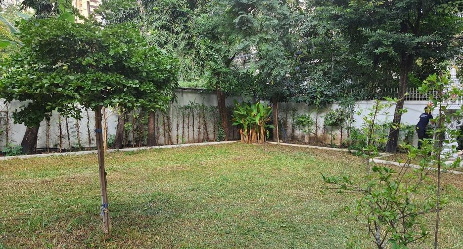 Haus zur Miete mit 5 Zimmer in Khlong Toei, Bangkok