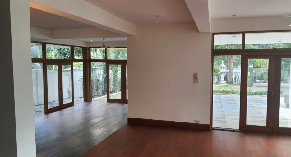 Haus zur Miete mit 5 Zimmer in Khlong Toei, Bangkok