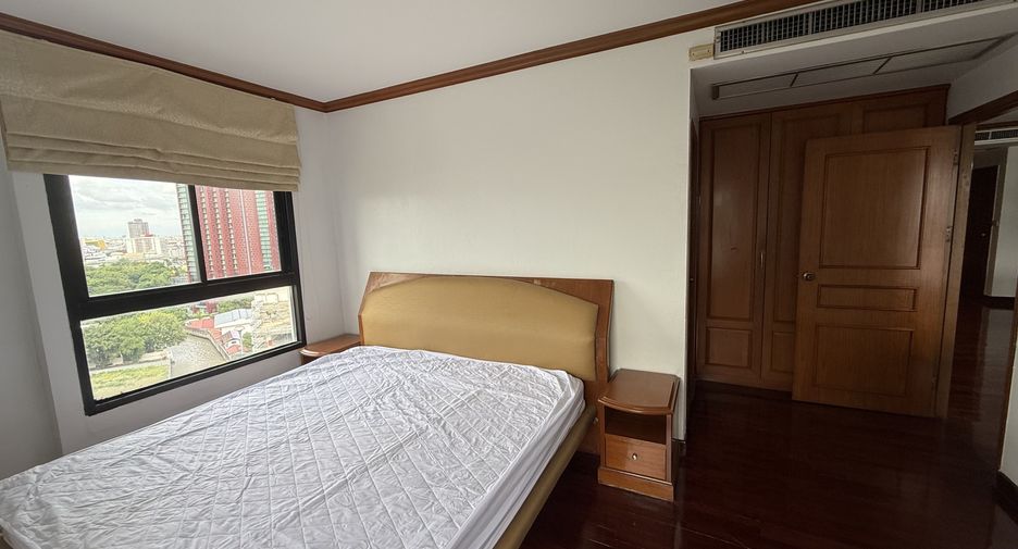 For rent 3 bedrooms condo in Pathum Wan, Bangkok