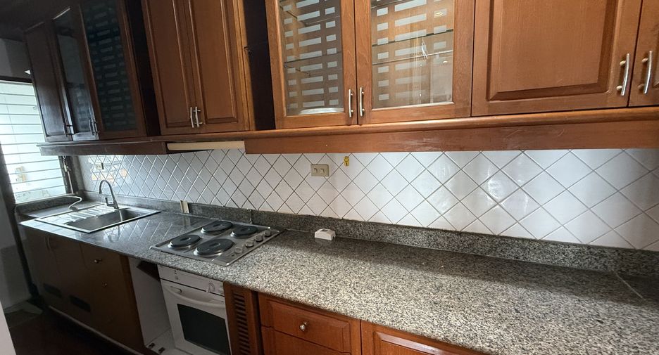 For rent 3 bedrooms condo in Pathum Wan, Bangkok