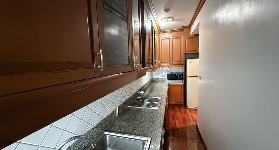 For rent 3 bedrooms condo in Pathum Wan, Bangkok