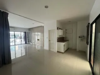 À louer 2 chambres maison de ville à Min Buri, Bangkok