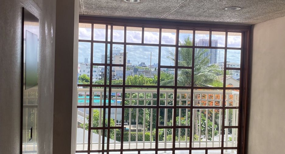 For rent 2 bedrooms condo in Yan Nawa, Bangkok