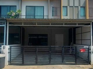 For rent 3 bedrooms townhouse in Suan Luang, Bangkok