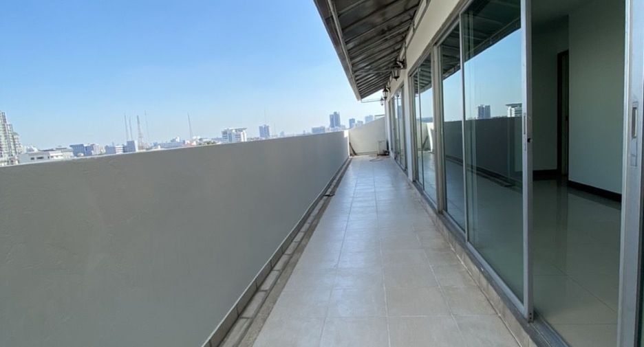 For rent 3 bedrooms condo in Sathon, Bangkok