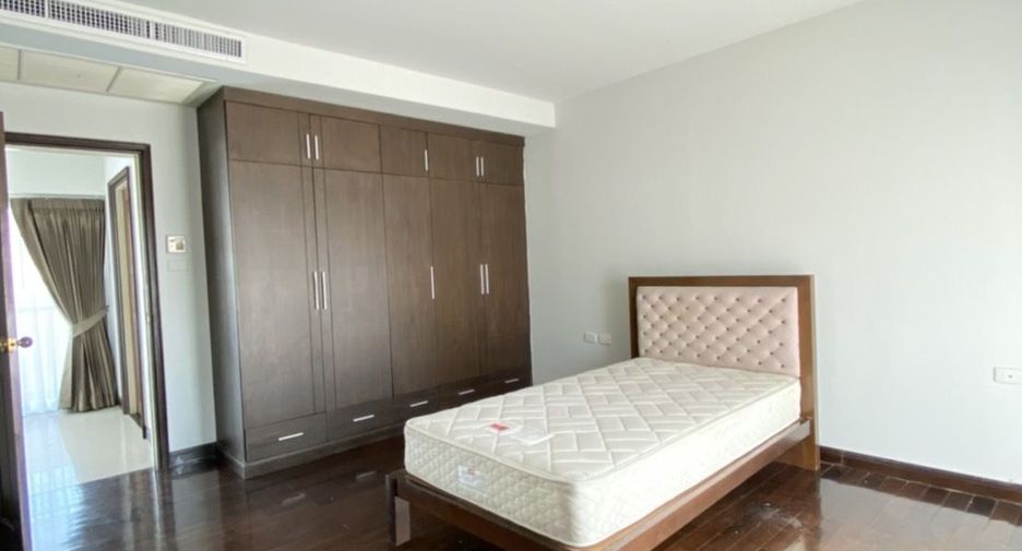 For rent 3 bedrooms condo in Sathon, Bangkok