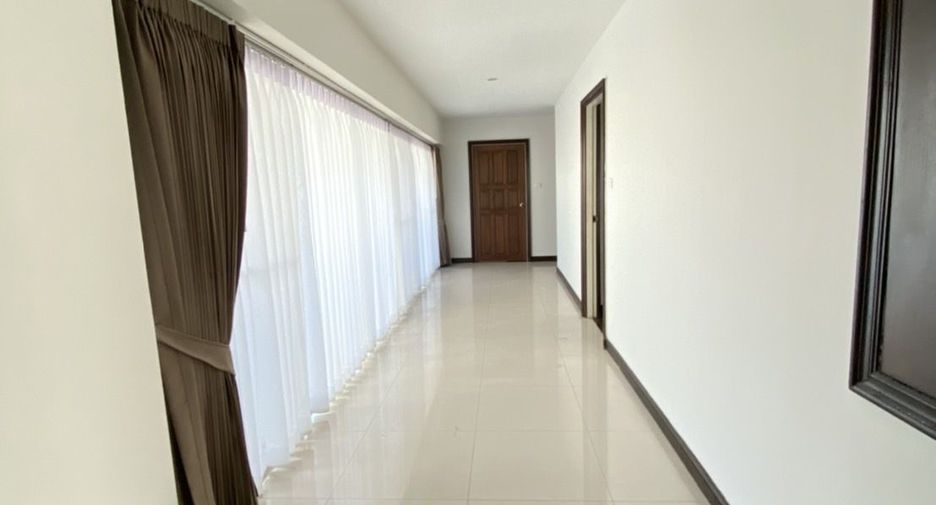 For rent 3 bedrooms condo in Sathon, Bangkok