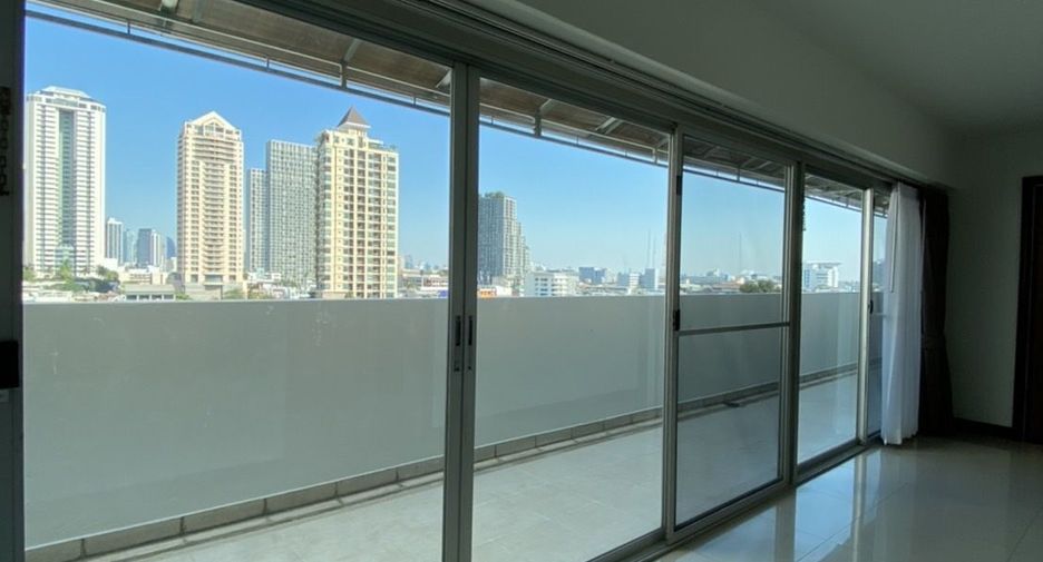 For rent 3 bedrooms condo in Sathon, Bangkok