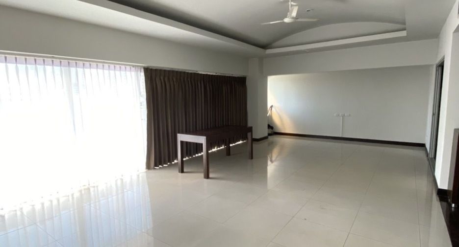 For rent 3 bedrooms condo in Sathon, Bangkok