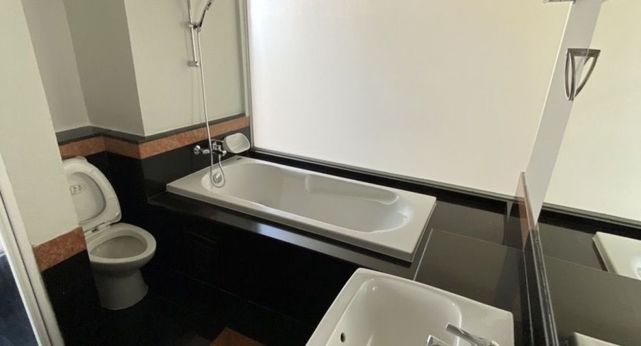 For rent 3 bedrooms condo in Sathon, Bangkok