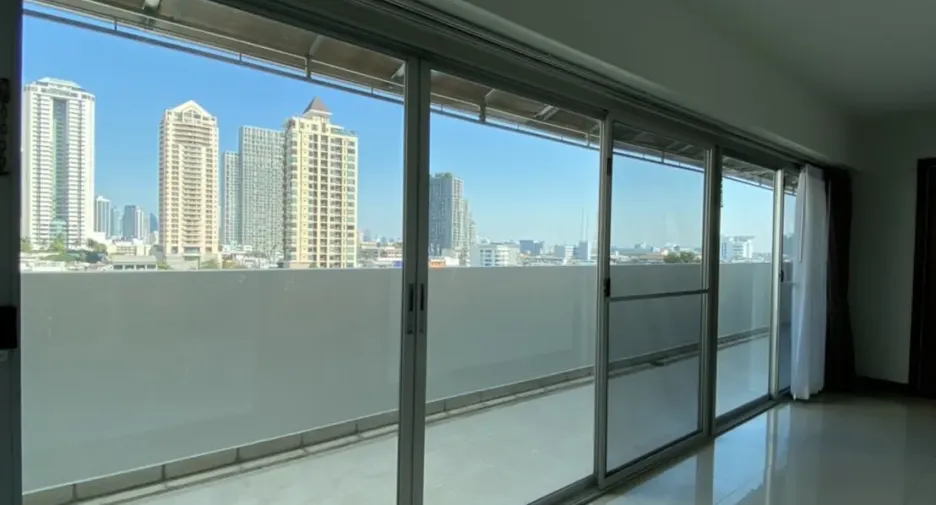 For rent 3 bedrooms condo in Sathon, Bangkok