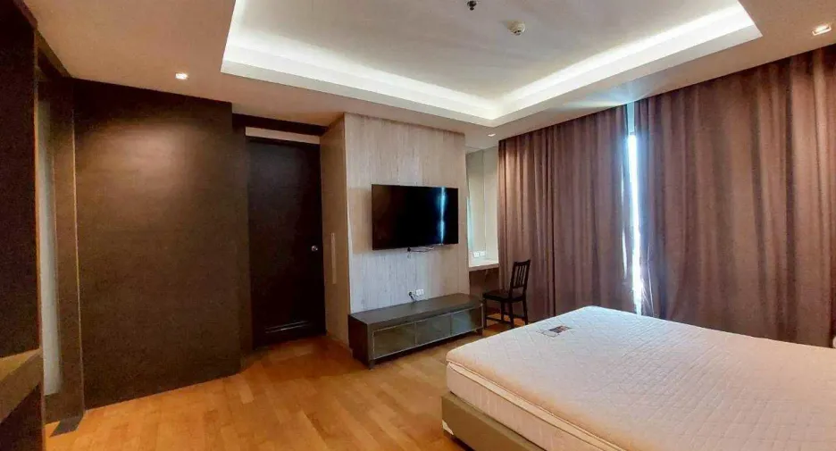 For rent 3 bedrooms condo in Khlong Toei, Bangkok