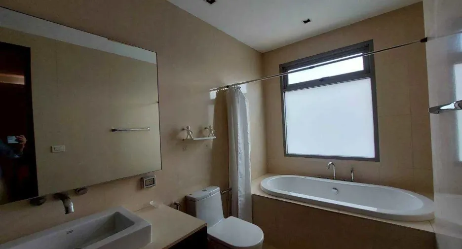 For rent 3 bedrooms condo in Khlong Toei, Bangkok