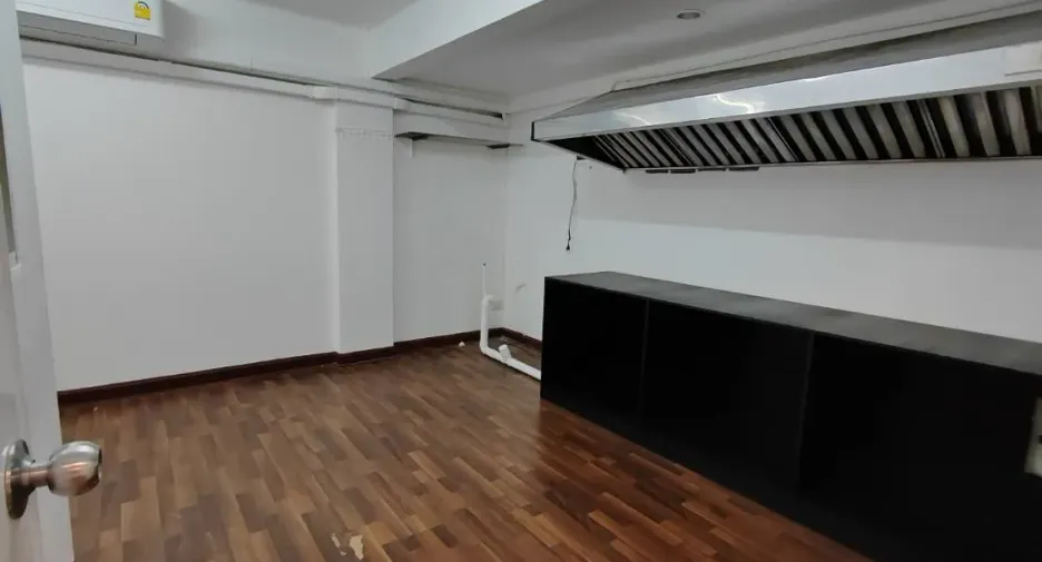 For rent 1 bed retail Space in Phra Khanong, Bangkok