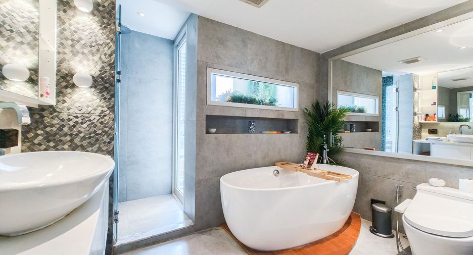 For rent 4 bedrooms condo in Khlong Toei, Bangkok
