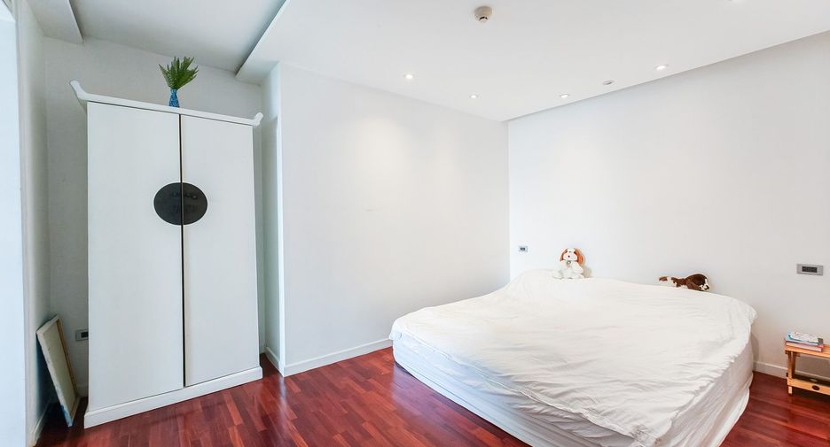 For rent 4 bedrooms condo in Khlong Toei, Bangkok