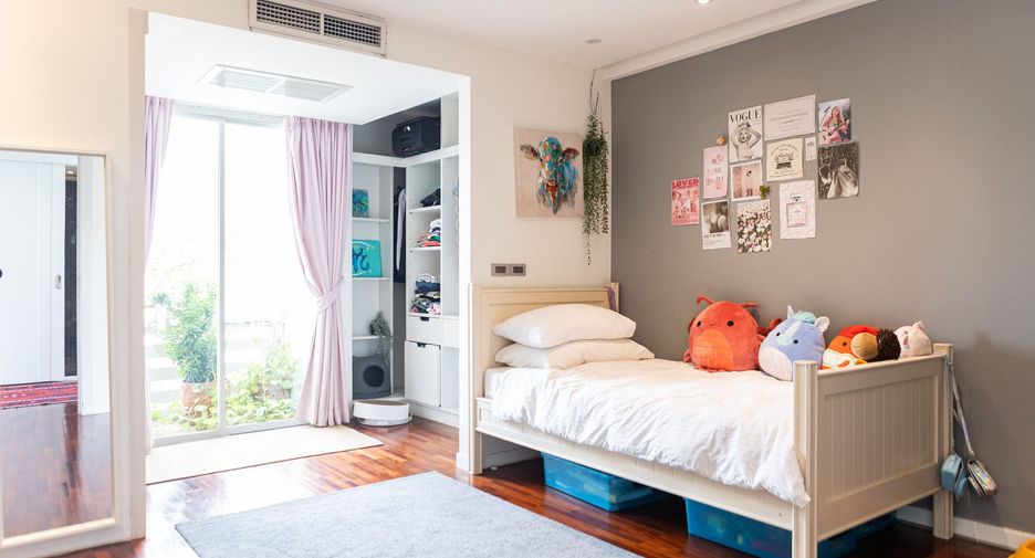 For rent 4 bedrooms condo in Khlong Toei, Bangkok