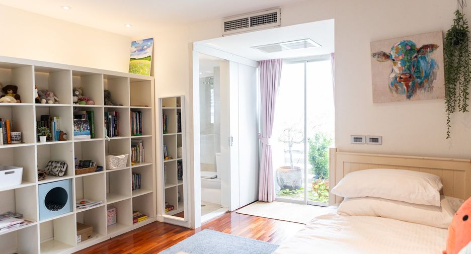 For rent 4 bedrooms condo in Khlong Toei, Bangkok