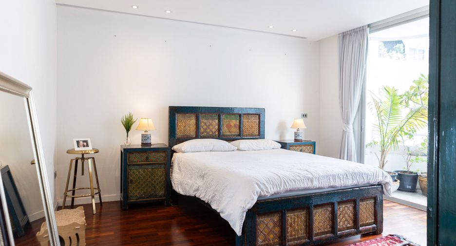 For rent 4 bedrooms condo in Khlong Toei, Bangkok