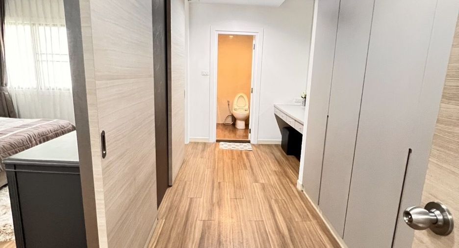 For rent 3 bedrooms apartment in Watthana, Bangkok