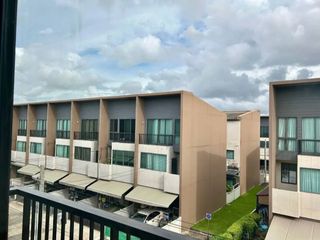 Reihenhaus zur Miete mit 3 Zimmer in Saphan Sung, Bangkok