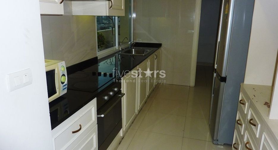For rent 4 bedrooms condo in Watthana, Bangkok
