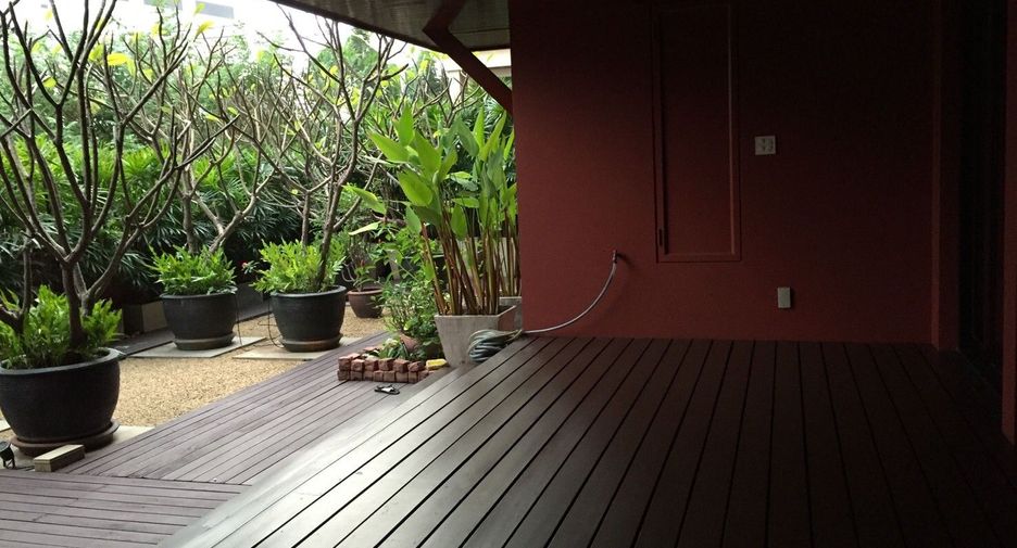 For rent 3 bedrooms condo in Sathon, Bangkok