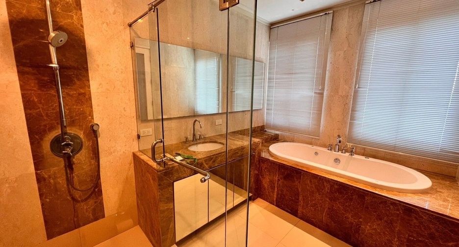 For rent 3 bedrooms condo in Sathon, Bangkok