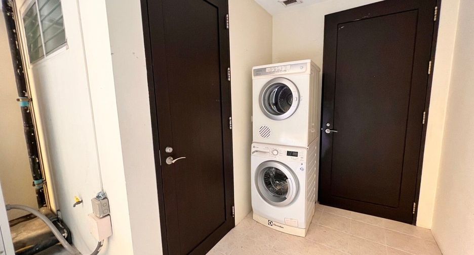For rent 3 bedrooms condo in Sathon, Bangkok