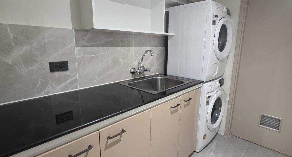 For rent 4 bedrooms condo in Sathon, Bangkok