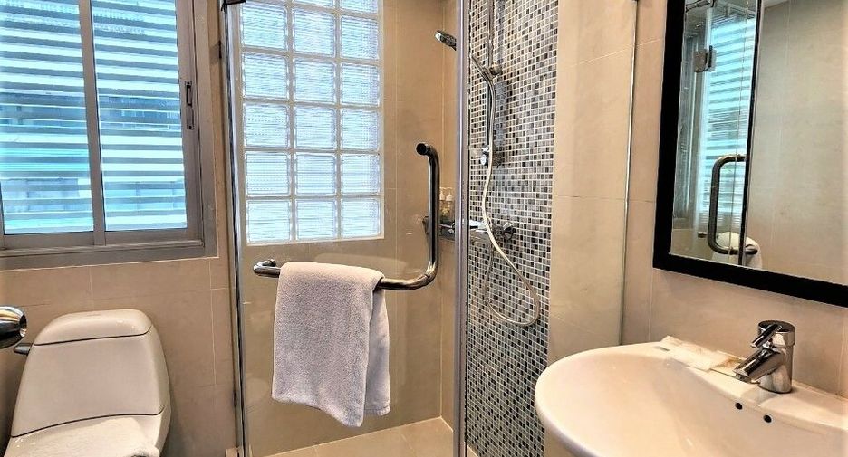 For rent 3 bedrooms condo in Sathon, Bangkok